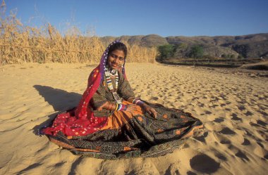 Hindistan 'ın Rajasthan ilindeki Jaisalmer kasabasındaki bir Rajasthani kadınının portresi. Hindistan, Jaisalmer, Ocak 1998