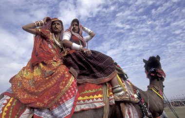 Hindistan 'ın Rajasthan ilindeki Bikaner kasabasında düzenlenen Bikaner Deve Festivali' nde geleneksel Rajasthani kıyafeti giymiş kadınlar. Hindistan, Bikaner, Ocak 1998