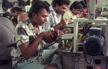 Hindistan 'ın Rajasthan ilindeki Jaipur şehrinde bir mücevher fabrikasında çalışan insanlar. Hindistan, JAIPUR, Ocak 1998