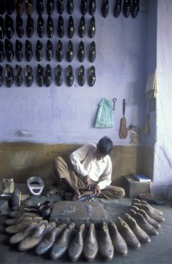 Hindistan 'ın Rajasthan ilindeki Jaipur şehrinde bir ayakkabı fabrikasında ayakkabı imalatçısı. Hindistan, JAIPUR, Ocak 1998