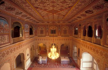 Hindistan 'ın Rajasthan ilindeki Jaipur şehrinin yakınındaki Samode Palace Otel' in içinde. Hindistan, Jaipur, Ocak 1998