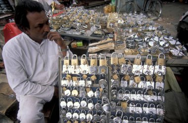 Hindistan 'ın Rajasthan eyaletindeki Jaipur şehrindeki kilit kilit bir dükkan. Hindistan, Jaipur, Ocak 1998