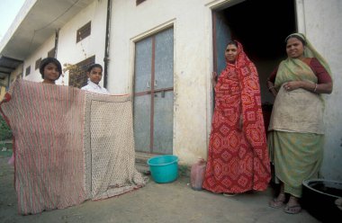 Hindistan 'ın Rajasthan ilindeki Jaipur şehrindeki bir tekstil boyama ve boyama fabrikasında çalışan insanlar. Hindistan, Jaipur, Ocak 1998