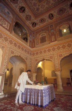 Inside the Samode Palace Hotel near the City of Jaipur in the Province of Rajasthan in India.  India, Jaipur, January, 1998 clipart