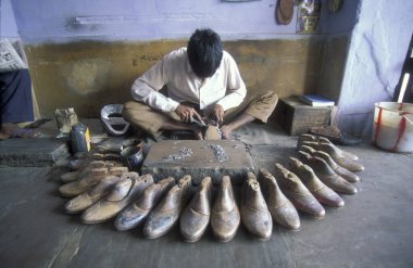 Hindistan 'ın Rajasthan ilindeki Jaipur şehrinde bir ayakkabı fabrikasında ayakkabı imalatçısı. Hindistan, JAIPUR, Ocak 1998