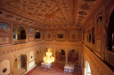 Hindistan 'ın Rajasthan ilindeki Jaipur şehrinin yakınındaki Samode Palace Otel' in içinde. Hindistan, Jaipur, Ocak 1998