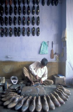 Hindistan 'ın Rajasthan ilindeki Jaipur şehrinde bir ayakkabı fabrikasında ayakkabı imalatçısı. Hindistan, JAIPUR, Ocak 1998