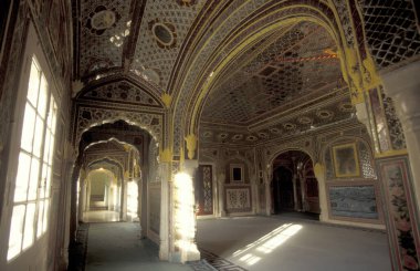 Hindistan 'ın Rajasthan eyaletindeki Jaipur şehrinin yakınlarındaki Samode Palace Otel' in içinde bir oda. Hindistan, Jaipur, Ocak 1998