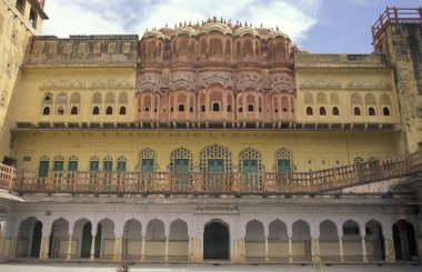 Hindistan 'ın Rajasthan ilindeki Jaipur şehrindeki Jaipur şehir sarayı. Hindistan, Jaipur, Ocak 1998