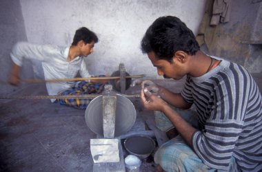 Hindistan 'ın Rajasthan ilindeki Jaipur şehrinde bir mücevher fabrikasında çalışan insanlar. Hindistan, JAIPUR, Ocak 1998