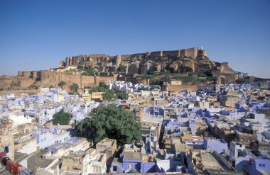  Hindistan 'ın Rajasthan ilindeki Jodhpur şehrindeki Meherangarh ve Blue City of Jodhpur manzarası. Hindistan, Jodhpur, Ocak 1998 