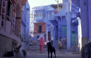 Mavi Şehir 'de mavi boyalı bir ev ve Hindistan' ın Rajasthan ilindeki Jodhpur kasabası. Hindistan, Jodhpur, Ocak 1998