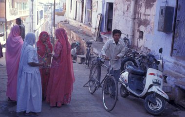 Blue City 'de mavi boyalı evi olan bir sokakta ve Hindistan' ın Rajasthan ilindeki Jodhpur kasabasında yaşayan insanlar. Hindistan, Jodhpur, Ocak 1998