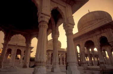 Hindistan 'ın Rajasthan ilindeki Katran Çölü' nde Bikaner yakınlarındaki Kraliyet Krematoryumu Devi Kund Sagar 'ın kalıntıları. Hindistan, Jaisalmer, Ocak 1998