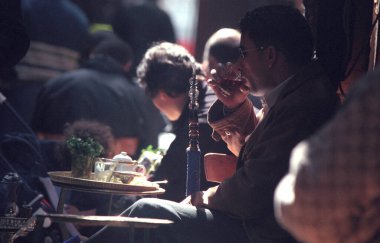 Kuzey Afrika 'daki Mısır' ın Kahire kentindeki ana çarşıdaki geleneksel bir kahve dükkanındaki insanlar. Mısır, Kahire, Mart 2000