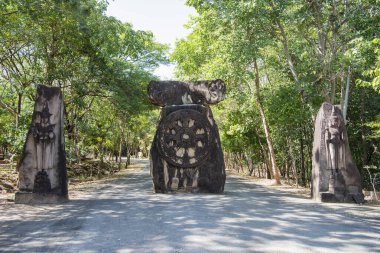 Wat Phutthanimit 'in Sahatsakhan kasabası yakınlarındaki Phu Khao Dağı ve Tayland' ın Kalasin şehri yakınlarındaki Kalasin Dağı 'na girişi. Tayland, Kalasin, Aralık 2024
