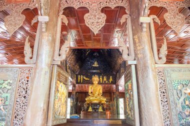 Eski Wat Phutthanimit Tapınağı Sahatsakhan kasabası yakınlarındaki Phu Khao Dağı ve Tayland 'ın Kalasin kenti yakınlarındaki Kalasin şehri. Tayland, Kalasin, Aralık 2024