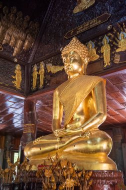 Eski Wat Phutthanimit Tapınağı Sahatsakhan kasabası yakınlarındaki Phu Khao Dağı ve Tayland 'ın Kalasin kenti yakınlarındaki Kalasin şehri. Tayland, Kalasin, Aralık 2024