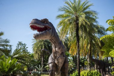 Tayland 'ın Kalasin şehrinin Kalasin kenti yakınlarındaki Sahatsakhan kasabasındaki Sirindhorn Müzesi' nde veya Phu Kum Khao Fossil Kazı alanında bir dinozor figürü. Tayland, Kalasin, Aralık 2024