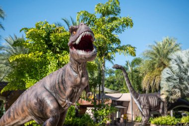 Tayland 'ın Kalasin şehrinin Kalasin kenti yakınlarındaki Sahatsakhan kasabasındaki Sirindhorn Müzesi' nde veya Phu Kum Khao Fossil Kazı alanında bir dinozor figürü. Tayland, Kalasin, Aralık 2024