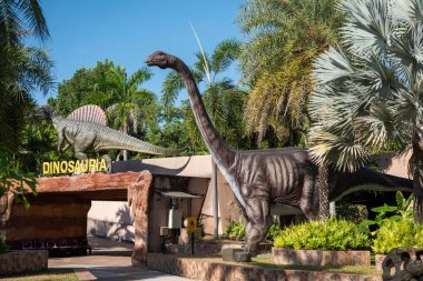 Tayland 'ın Kalasin şehrinin Kalasin kenti yakınlarındaki Sahatsakhan kasabasındaki Sirindhorn Müzesi' nde veya Phu Kum Khao Fossil Kazı alanında bir dinozor figürü. Tayland, Kalasin, Aralık 2024