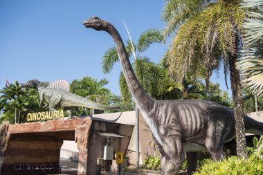 Tayland 'ın Kalasin şehrinin Kalasin kenti yakınlarındaki Sahatsakhan kasabasındaki Sirindhorn Müzesi' nde veya Phu Kum Khao Fossil Kazı alanında bir dinozor figürü. Tayland, Kalasin, Aralık 2024