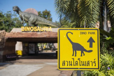 Tayland 'ın Kalasin şehrinin Kalasin kenti yakınlarındaki Sahatsakhan kasabasındaki Sirindhorn Müzesi' nde veya Phu Kum Khao Fossil Kazı alanında bir dinozor figürü. Tayland, Kalasin, Aralık 2024