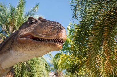 Tayland 'ın Kalasin şehrinin Kalasin kenti yakınlarındaki Sahatsakhan kasabasındaki Sirindhorn Müzesi' nde veya Phu Kum Khao Fossil Kazı alanında bir dinozor figürü. Tayland, Kalasin, Aralık 2024