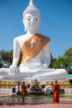 Büyük Buda, Tayland 'ın Kalasin kenti Kalasin yakınlarındaki Sahatsakhan kasabasındaki Phu Kum Khao Dağı yakınlarındaki Wat Putthawat veya Puttha Phu Sing' de bulunur. Tayland, Kalasin, Aralık 2024