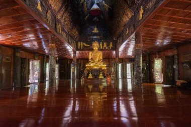 Eski Wat Phutthanimit Tapınağı Sahatsakhan kasabası yakınlarındaki Phu Khao Dağı ve Tayland 'ın Kalasin kenti yakınlarındaki Kalasin şehri. Tayland, Kalasin, Aralık 2024