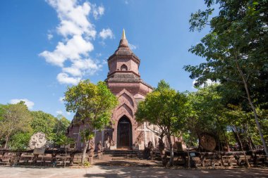 Wat Phutthanimit Taş Tapınağı Sahatsakhan kasabası yakınlarındaki Phu Khao Dağı ve Tayland 'ın Kalasin kenti yakınlarındaki Kalasin şehri. Tayland, Kalasin, Aralık 2024