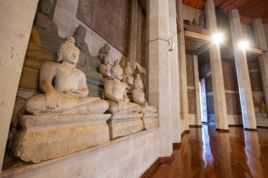 Buda figürleri Wat Phutthanimit Taş Tapınağı içinde Sahatsakhan kasabası yakınlarındaki Phu Khao Dağı 'nda ve Tayland' ın Kalasin kenti yakınlarındaki Kalasin şehrinde bulunur. Tayland, Kalasin, Aralık 2024