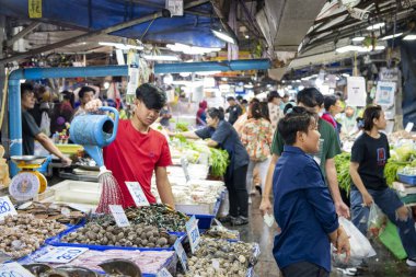 Tayland, Tayland, Pattaya, Kasım 2024 'te Pattaya City ve Chonburi' nin yanındaki Naklua City 'deki yeni Naklua Gıda Pazarı' nda taze deniz ürünleri ve balık.