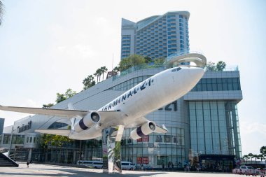 Tayland 'ın Chonburi ilindeki Pattaya şehrindeki Alışveriş Merkezi 21 Terminali' nin önündeki uçak, Kasım 2024