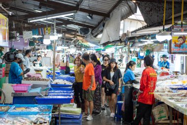 Tayland, Tayland, Pattaya, Kasım 2024 'te Pattaya City ve Chonburi' nin yanındaki Naklua City 'deki yeni Naklua Gıda Pazarı' nda taze deniz ürünleri ve balık.