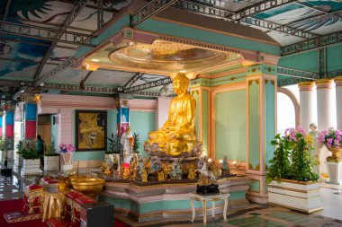 Pattaya City yakınlarındaki Sukhawadee City 'de, Tayland' daki Chonburi 'de Tayland' da Pattaya 'da Kasım 2024' te bulunan Sukhawadee Evi 'nin çatı katında bir Buda.