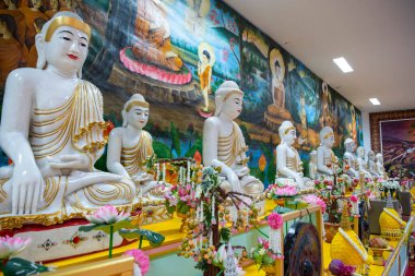 Buda, Pattaya Şehri yakınlarındaki Sukhawadee Evi 'nin içinde ve Tayland' daki Chonburi ili, Pattaya, Kasım 2024 'te büyük bir salonda figürler sergiliyor.