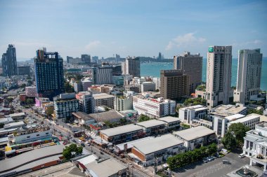 Pattaya 'da Pattaya Körfezi ve Tayland' da Chonburi ili ile Pattaya 'dan Pattaya' ya uzanan Skyline, Kasım 2024