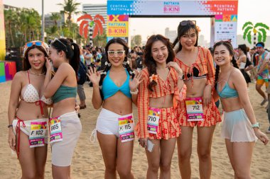 Bikini Elbiseli Kadınlar Tayland 'ın Chonburi ilindeki Pattaya plajında Bikini Plajı Koşusu, 2 Kasım 2024