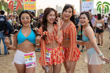 Bikini Elbiseli Kadınlar Tayland 'ın Chonburi ilindeki Pattaya plajında Bikini Plajı Koşusu, 2 Kasım 2024