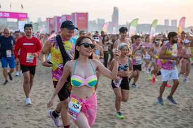 Tayland 'ın Chonburi ilindeki Pattaya Plajı' nda Bikini Plajı 'nın başlangıcı, 2 Kasım 2024