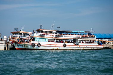 Tayland 'ın Chonburi ilindeki Pattaya Körfezi' ndeki Bali Hai Rıhtımı 'ndaki Ko Lan Adası' na giden bir feribot.