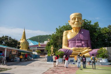 Tayland 'ın Chonburi kenti yakınlarındaki Ko Lan Adası' ndaki Büyük Buda Heykeli Tapınağı, Kasım 2024