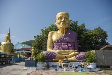 Tayland 'ın Chonburi kenti yakınlarındaki Ko Lan Adası' ndaki Büyük Buda Heykeli Tapınağı, Kasım 2024