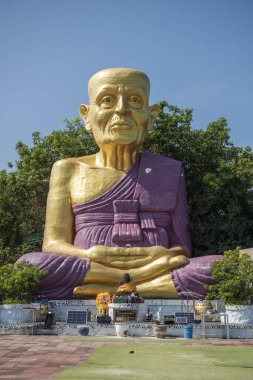 Tayland 'ın Chonburi kenti yakınlarındaki Ko Lan Adası' ndaki Büyük Buda Heykeli Tapınağı, Kasım 2024