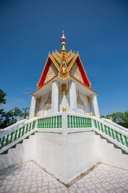 Tayland 'ın Chonburi kenti yakınlarındaki Ko Lan Adası' ndaki Büyük Buda Tapınağı yakınlarındaki Tepe Tepesi Tapınağı, Kasım 2024