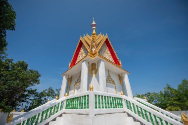 Tayland 'ın Chonburi kenti yakınlarındaki Ko Lan Adası' ndaki Büyük Buda Tapınağı yakınlarındaki Tepe Tepesi Tapınağı, Kasım 2024