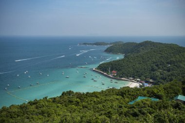 Tayland 'ın Chonburi kenti yakınlarındaki Ko Lan Adası' ndaki Tawaen Sahili manzarası ve manzarası, Kasım 2024