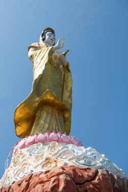 Tayland 'ın Chonburi kenti yakınlarındaki Ko Lan Adası' ndaki Büyük Buda Tapınağı 'nın yanındaki Tepe Tepesi' nde bir Buda, Kasım 2024