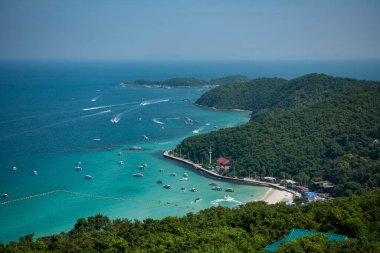 Tayland 'ın Chonburi kenti yakınlarındaki Ko Lan Adası' ndaki Tawaen Sahili manzarası ve manzarası, Kasım 2024